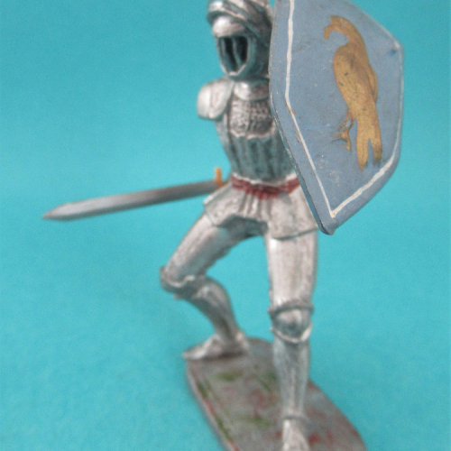 02. Chevalier en armure se défendant avec épée et bouclier.